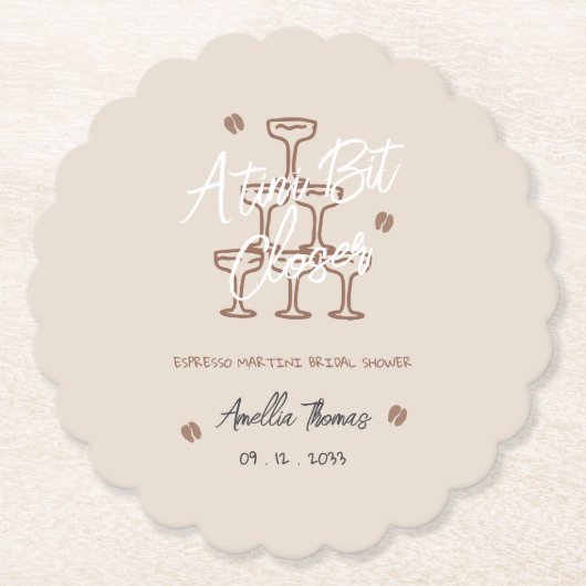 Tini Bit Espresso Martini Whimsical Brautparty Untersetzer (Vorderseite)