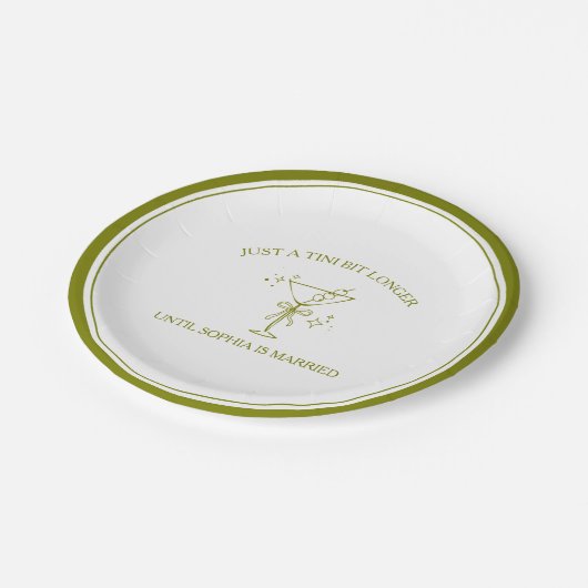 "Tini Bit Longer" Dirty Martini Olive Bachelorette Pappteller (Schrägansicht)