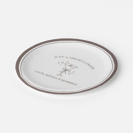 "Tini Bit Longer" Espresso Martini Bachelorette Pappteller (Schrägansicht)