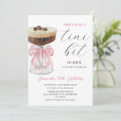 Tini Bit Older Chic Espresso Martini Geburtstag Einladung (Stehend Vorderseite)