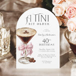 Tini Bit Older Espresso Martini 40. Geburtstag Einladung<br><div class="desc">Diese 40. Geburtstagseinladung hat ein ausgeklügeltes und spielerisches Design mit einer eleganten Gewölbeform, die der Präsentation eine Touch der Einzigartigkeit verleiht. Ein elegantes Espressomartini-Glas mit einer schäumenden Schicht und Kaffeebohnen ist mit einem rosa Chiffonbogen verbunden. Diese Details verleihen dem Anblick des Genusses und der Feier einen besonderen Reiz! Personalisieren Sie...</div>