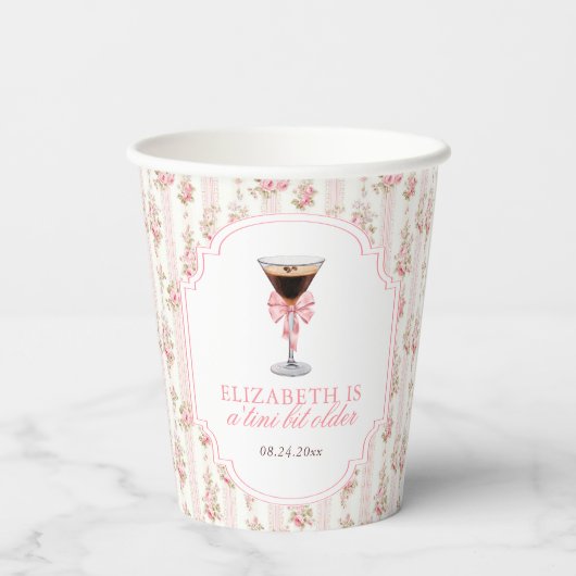 'Tini Bit Older Espresso Martini Coquette Geburtst Pappbecher (Rückseite)