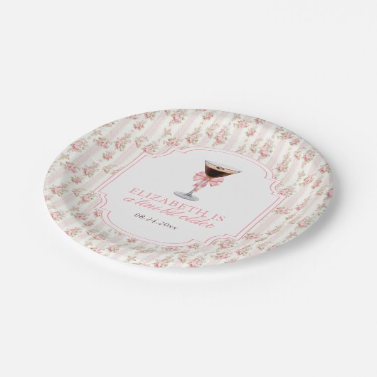 'Tini Bit Older Espresso Martini Coquette Geburtst Pappteller (Schrägansicht)