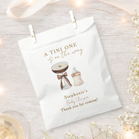 Tini One auf dem Weg Espresso Martini Babydusche Geschenktütchen (Ausgeschnitten)