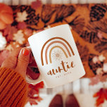 TINLEY Auntie Etablierte Boho Terracotta Rainbow Kaffeetasse<br><div class="desc">Diese Keramik Tasse ist mit einem böhmisch verbrannten orangen Terrakotta-Regenbogen mit Sonneneinstrahlung im Inneren und dem Wort "Tante" in einem handgeschriebenen Pinsel-Schriftart versehen. Diese Kaffeetasse ist der perfekte Weg, um ein neues Baby in der Familie anzukündigen und ist ein tolles Geschenk für Ihre Lieblingssante. 💜 FARBEN SIND GEEIGNET! Klicken Sie...</div>
