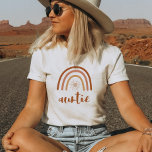 TINLEY Boho Burnt Orange Rainbow Sun Auntie T-Shirt<br><div class="desc">Diese Tante im Shirt verfügt über einen böhmischen Retro-Regenbogen mit Sonneneinstrahlung und einen niedlichen handgeschriebenen Schriftart. Diese Anziehungskraft macht das perfekte Geschenk, um zu verkünden, dass man als Geschenk für die beste Tante in seinem Leben erwartet oder schenkt. 💜 FARBEN SIND GEEIGNET! Klicken Sie auf 'Design bearbeiten', um die Farben...</div>