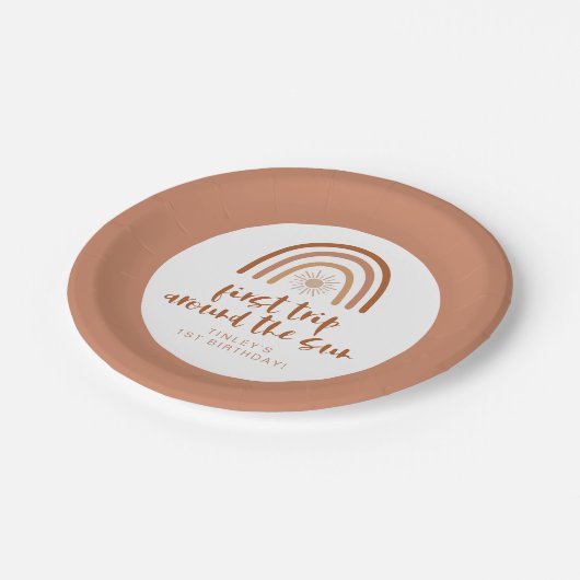 TINLEY Boho Terracotta Rainbow Sun Erster Geburtst Pappteller (Schrägansicht)