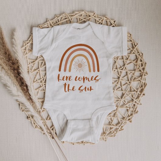 TINLEY Boho Terracotta Regenbogen Hier kommt die S Baby Strampler