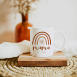 TINLEY Mama Etablierte Terracotta Rainbow Kaffeetasse<br><div class="desc">Diese Keramik Tasse ist mit einem böhmisch verbrannten orangen Terrakotta-Regenbogen mit Sonneneinstrahlung im Inneren und dem Wort "Mama" in einem handgeschriebenen Pinsel-Schriftart versehen. Diese Kaffeetasse macht das perfekte Muttertagsgeschenk für deine Lieblingsmutter da draußen. Es ist auch eine gute Möglichkeit, eine Schwangerschaft anzukündigen oder als Geschenk an einer Babydusche zu geben....</div>