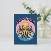 Tinte oder Swimming | Octopus Tattoo-Zitat Postkarte (Stehend Vorderseite)
