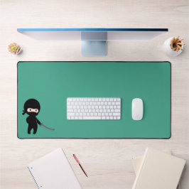 Tiny Angry Ninja auf Dark Green Schreibtischunterlage