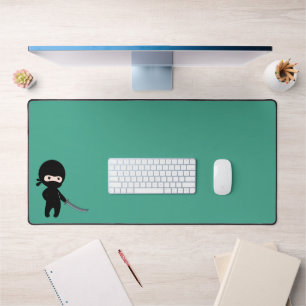 Tiny Angry Ninja auf Dark Green Schreibtischunterlage