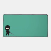 Tiny Angry Ninja auf Dark Green Schreibtischunterlage (Vorderseite)