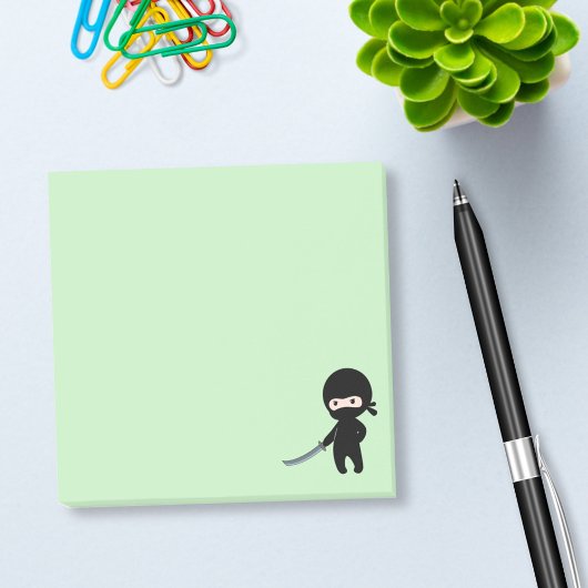 Tiny Angry Ninja auf Green Post-it Klebezettel