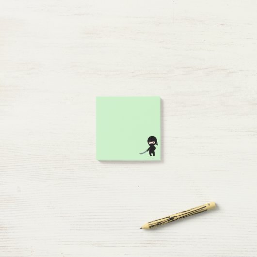 Tiny Angry Ninja auf Green Post-it Klebezettel (Auf Schreibtisch)