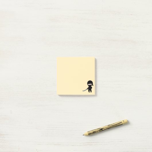 Tiny Angry Ninja auf Yellow Post-it Klebezettel (Auf Schreibtisch)