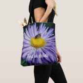 Tiny Bee on Lila Aster Blume Personalisiert Tasche (Von Nahem)