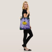 Tiny Bee on Lila Aster Blume Personalisiert Tasche (Am Model)