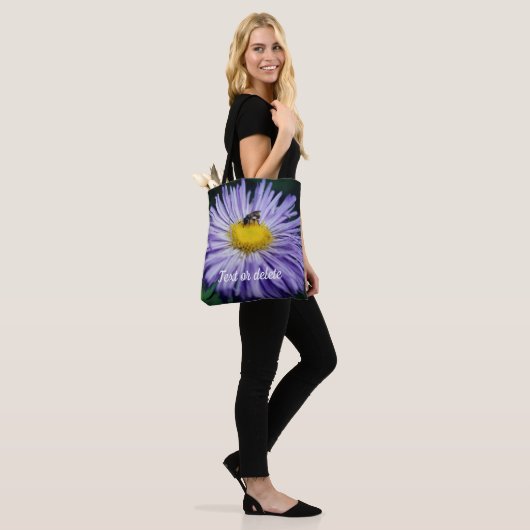 Tiny Bee on Lila Aster Blume Personalisiert Tasche (Am Model)