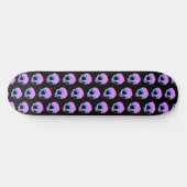 Tiny Blue Pink Cartoon Skulls auf schwarz Skateboard (Horizontal)