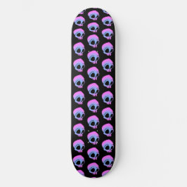 Tiny Blue Pink Cartoon Skulls auf schwarz Skateboard