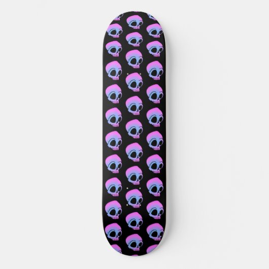 Tiny Blue Pink Cartoon Skulls auf schwarz Skateboard (Vorderseite)