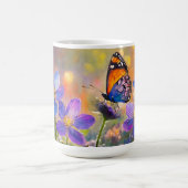 Tiny Butterfly On Wildblumen bei Sunrise Kaffeetasse (Mittel)