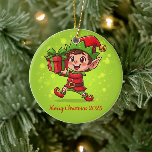 Tiny Christmas Elf with Gift Personalized 2025 Keramik Ornament (Baum)