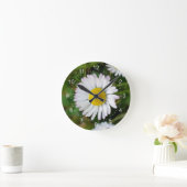 Tiny Daisies Runde Wanduhr (Zuhause)