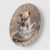 Tiny Delight: Chihuahua Puppy in einem Teacup Große Wanduhr (Winkel)