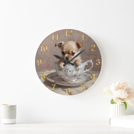 Tiny Delight: Chihuahua Puppy in einem Teacup Große Wanduhr (Zuhause)