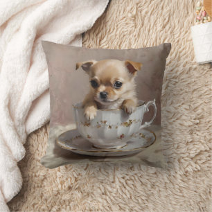 Tiny Delight: Chihuahua Puppy in einem Teacup Kissen