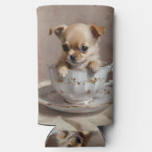 Tiny Delight: Chihuahua Puppy in einem Teacup Selters Dosenkühler (Rückseite)