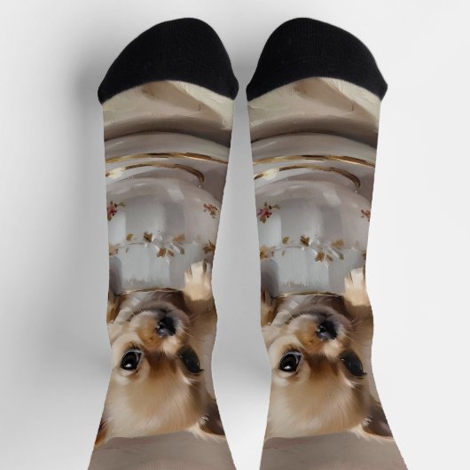 Tiny Delight: Chihuahua Puppy in einem Teacup Socken (Oben)