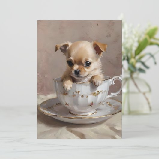 Tiny Delight: Chihuahua-Welpe in einem Teacup, Einladung (Stehend Vorderseite)