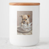 Tiny Delight: Chihuahua-Welpe in einem Teacup, Lebensmitteletikett (Vorderseite)