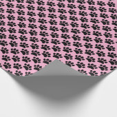 Tiny Dog Paw Print Pattern In Black and Pink Geschenkpapier (Ecke)