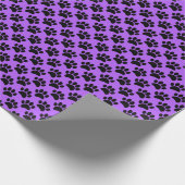 Tiny Dog Paw Print Pattern In Black and Purple Geschenkpapier (Ecke)