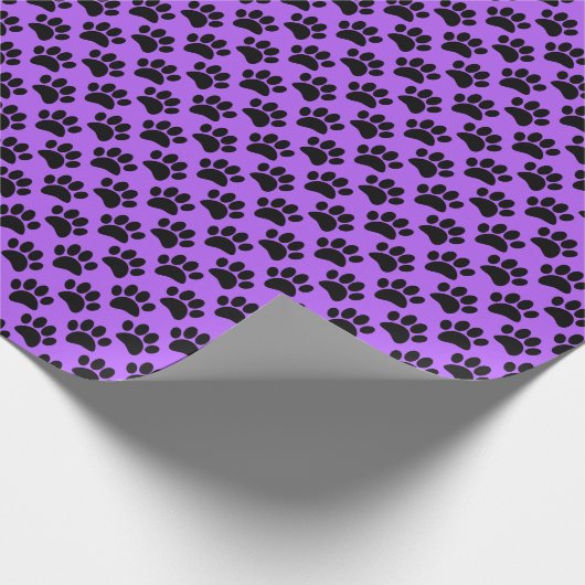 Tiny Dog Paw Print Pattern In Black and Purple Geschenkpapier (Ecke)