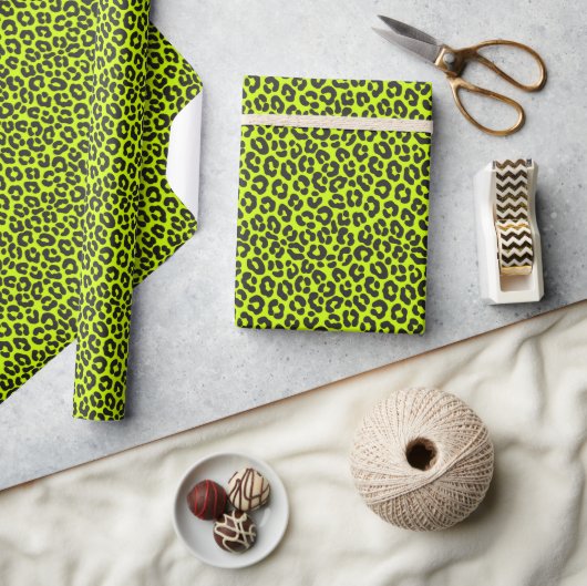 Tiny Fluorescent Lime Green Leopard Print Geschenkpapier (Kunsthandwerk)