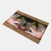 Tiny Grasshopper auf Azalea Blume Personalisiert Fußmatte (Schrägansicht)