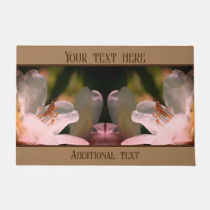 Tiny Grasshopper auf Azalea Blume Personalisiert Fußmatte