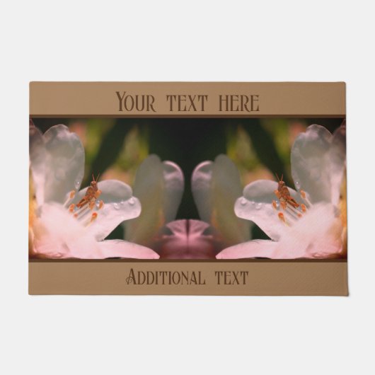 Tiny Grasshopper auf Azalea Blume Personalisiert Fußmatte (Vorderseite)