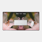 Tiny Grasshopper auf Azalea Blume Personalisiert Schreibtischunterlage (Tastatur & Maus)