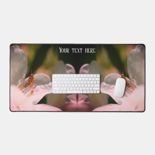 Tiny Grasshopper auf Azalea Blume Personalisiert Schreibtischunterlage (Tastatur & Maus)