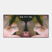 Tiny Grasshopper auf Azalea Blume Personalisiert Schreibtischunterlage (Vorderseite)