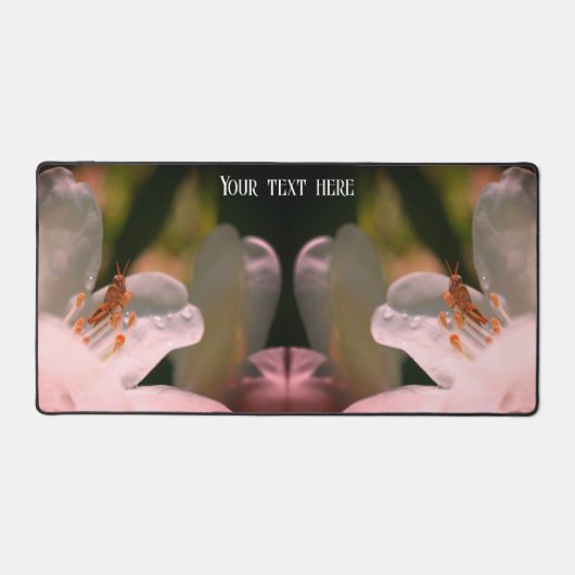 Tiny Grasshopper auf Azalea Blume Personalisiert Schreibtischunterlage (Vorderseite)