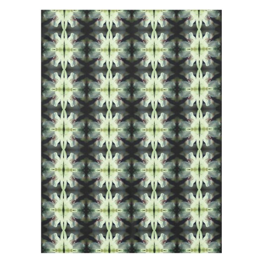 Tiny Grasshopper auf der Blume der weißen Azalea A Tischdecke (Vorderseite)