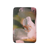 Tiny Grasshopper auf der Blume der weißen Azalea Badematte (Vorderseite Vertikal)