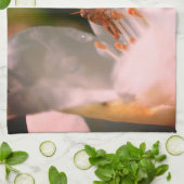 Tiny Grasshopper auf der Blume der weißen Azalea Geschirrtuch (Gefaltet)